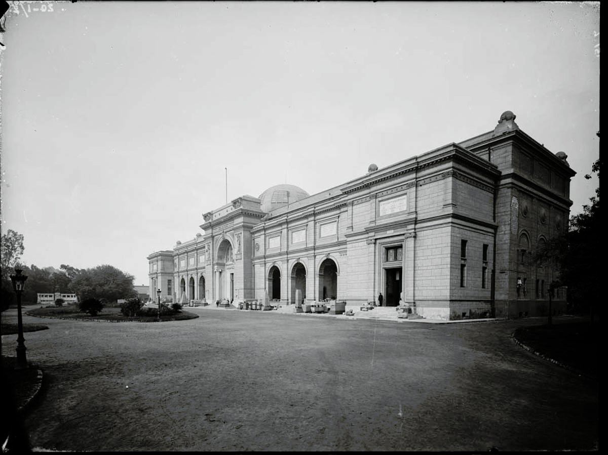 View of the façade of the Egyptian Museum from the garden. <figcaption class=