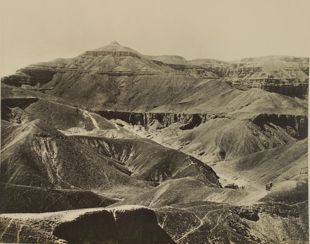 The Valley of the Kings in 1922. The tomb of Tutankhamun lies near the central path through the valley, at centre right.