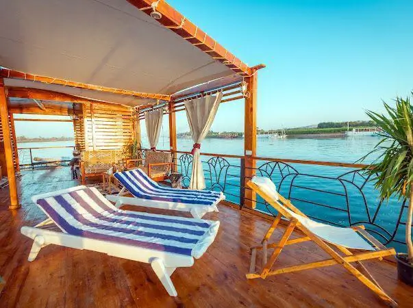 What is the Difference Between a Dahabiya and a Larger Nile Cruise Ship?
