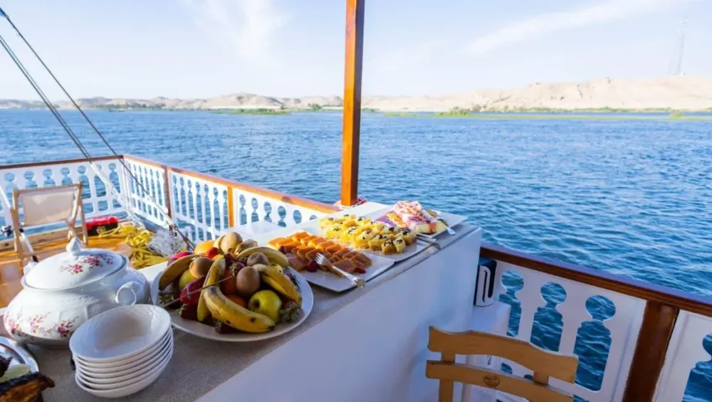 Which Dahabiya Tours Offer All-Inclusive Packages with Meals and Excursions?