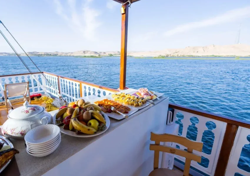Which Dahabiya Tours Offer All-Inclusive Packages with Meals and Excursions?